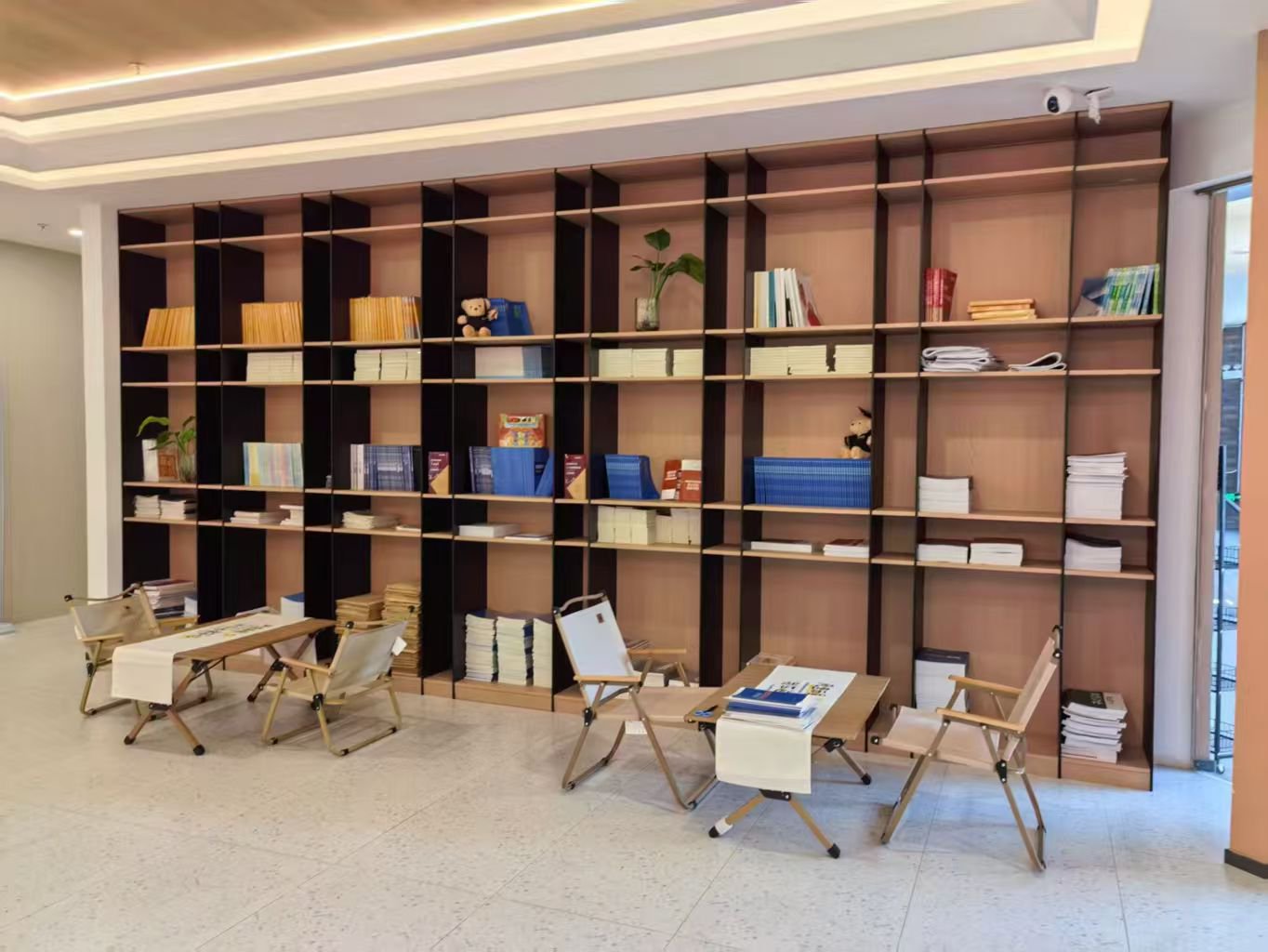 启航教育图书阅览区